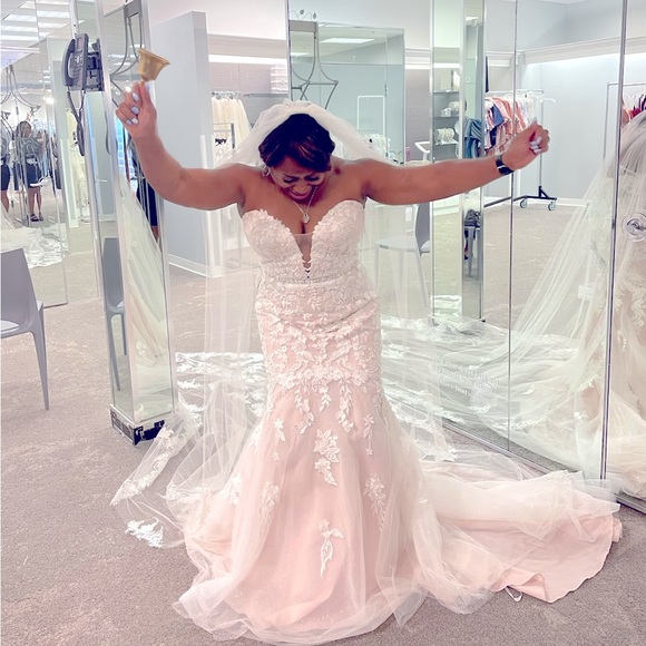 Champagne rose color lace wedding gown worn once. Size 10/12. Lace white veil - Picture 1 of 11